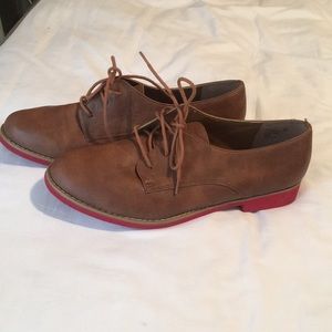 *NEVER WORN* Brown lace up flats/loafers